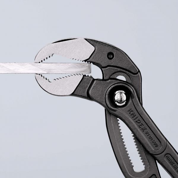 Das Bild zeigt eine Zange mit einer dunklen, festen Griffstruktur. Die Greifflächen sind aus Metall und haben eine ausgeklügelte Form, die gut zum Halten von Objekten geeignet ist.