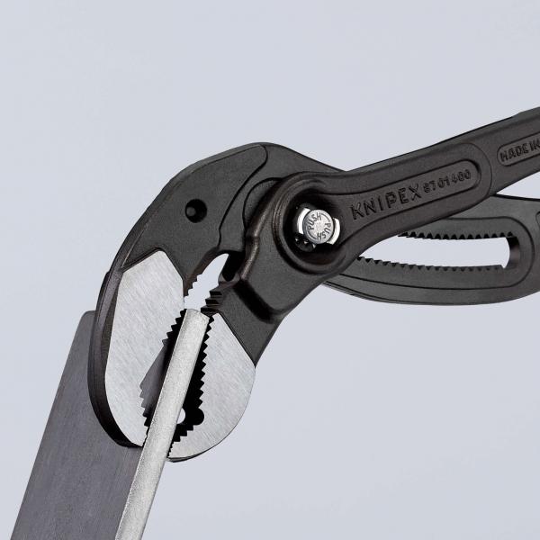 Das Bild zeigt eine schwarze Zange von Knipex, die geöffnet ist. Die Zange hat eine strukturierte Greiffläche und eine einstellbare Position für verschiedene Objekte.
