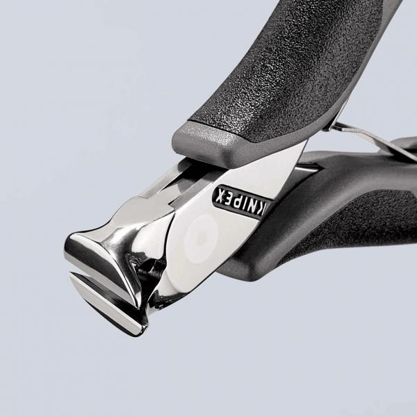 Das Bild zeigt eine Nagelzange mit einem ergonomischen, grauen Griff und einer glänzenden, gebogenen Klinge. Sie wirkt stabil und wird zum Kürzen von Nägeln verwendet.