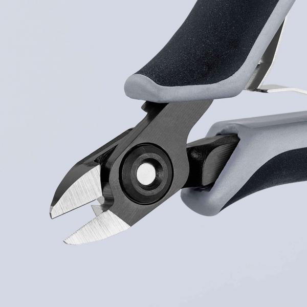 Das Bild zeigt eine Zange mit scharfen, metallischen Schneiden. Die Griffe sind ergonomisch gestaltet und mit schwarzem Gummi überzogen, was einen stabilen Halt bietet.