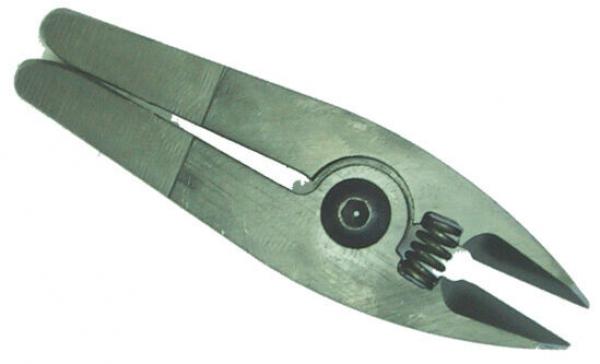 Das Bild zeigt eine Zange aus Metall. Sie hat zwei lange, flache Griffe, die sich in der Mitte treffen und an beiden Enden spitze Backen besitzen. In der Mitte befindet sich eine Feder.