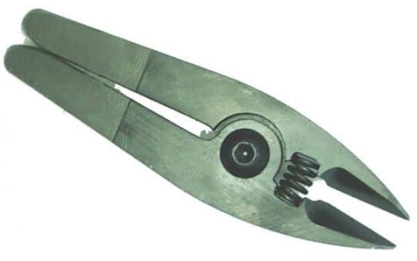 Das Bild zeigt eine Zange mit zwei langen, flachen Griffen, einer runden Feder und einer spitzen Öffnung an der Vorderseite. Die Zange ist aus Metall und hat eine matte Oberfläche.