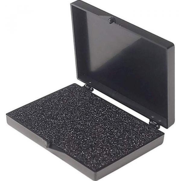 Das Bild zeigt eine schwarze, rechteckige Box mit einem Deckel, der offen ist. Der Innenraum ist mit schaumstoffähnlichem Material ausgekleidet, das sicher hält.