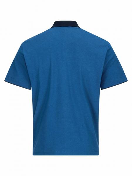 Das Bild zeigt das Rückenteil eines kurzärmligen, blauen Poloshirts mit einem schwarzen Kragen. Die Oberfläche ist glatt und einfarbig. Das Shirt hat eine lockere Passform.