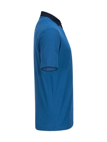 Das Bild zeigt ein einfarbiges, blaues T-Shirt mit kurzen Ärmeln. Der Kragen ist schwarz, und die Struktur ist glatt. Es ist seitlich aufgenommen, sodass die Form des Shirts gut sichtbar ist.
