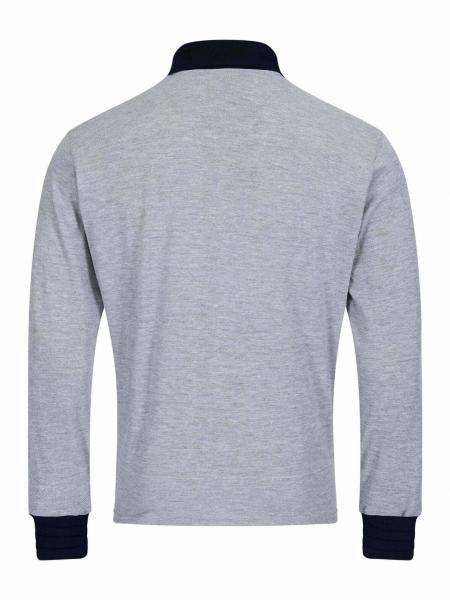 Das Bild zeigt ein graues Langarmshirt aus Baumwolle. Es hat einen dunklen Kragen und dunkelblaue Bündchen an den Ärmeln. Die Rückseite ist schlicht und ohne Muster.