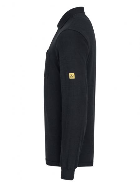 Das Bild zeigt ein schwarzes Langarmshirt mit Kragen. Es hat an einem Ärmel ein gelbes Logo. Die Seitenansicht betont den schlichten, geraden Schnitt des Shirts.