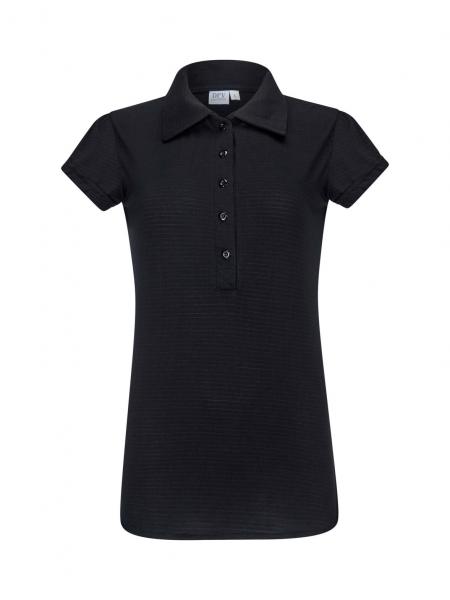 Das Bild zeigt ein schwarzes Poloshirt mit kurzem Ärmel und einem klassischen Kragen. Es hat eine durchgehende Knopfleiste vorne. Das Material wirkt leicht und strukturiert.