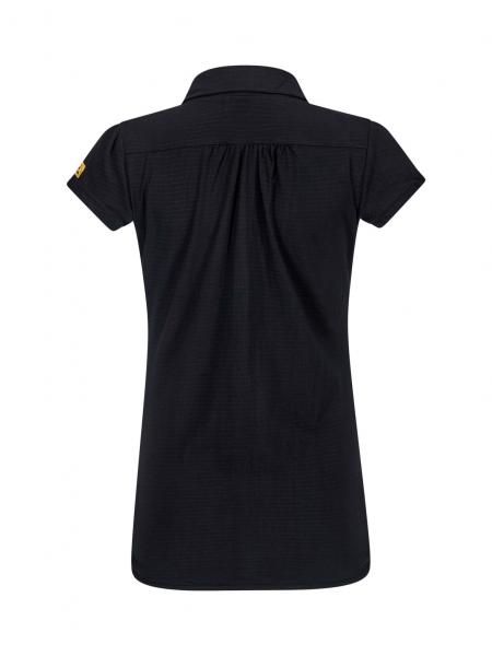 Das Bild zeigt ein schwarzes Poloshirt mit einem Kragen und kurzen Ärmeln. Auf der linken Schulter befindet sich ein kleines gelbes Logo. Der Rücken des Shirts hat eine leicht geschwungene Naht.