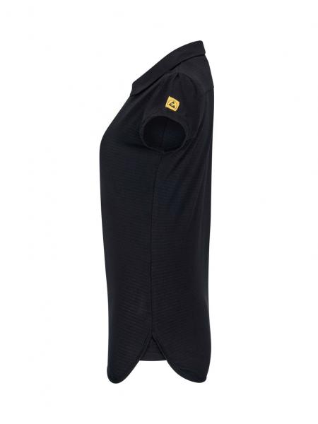 Das Bild zeigt ein schwarzes Poloshirt im Profil. Es hat einen kurzen Ärmel und einen klassischen Kragen. Auf dem linken Ärmel befindet sich ein gelbes Logo. Der Stoff wirkt glatt und elastisch.