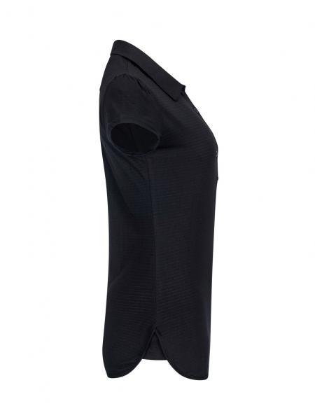 Das Bild zeigt ein schwarzes Polo-Shirt aus der Seitenansicht. Es hat kurze Ärmel, einen kleinen Kragen und eine gerade Form mit einem leicht abgerundeten Saum.