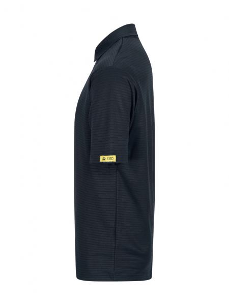 Das Bild zeigt ein schwarzes Poloshirt aus leichtem Material. Es hat einen kurzen Stil, einen klassischen Kragen und ein gelbes Etikett am linken Ärmel. Die Oberfläche ist strukturiert.