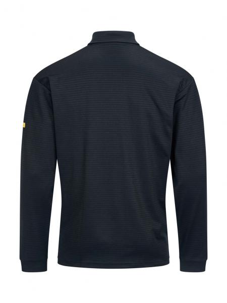 Das Bild zeigt ein schwarzes Langarmshirt mit einem Polo-Kragen. Die Rückseite ist schlicht und hat feine Linienstrukturen. Ein kleiner, gelber Aufnäher befindet sich an einem Ärmel.