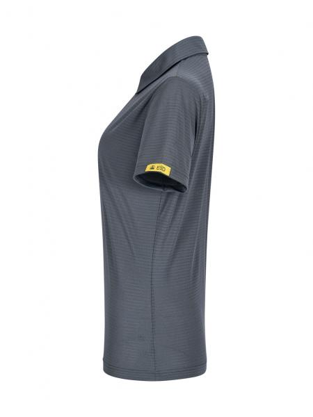 Das Bild zeigt ein graues Poloshirt von der Seite. Es hat einen Kragen, kurze Ärmel und ein kleines gelbes Etikett an der linken Ärmelsaum. Der Stoff hat eine feine Struktur.