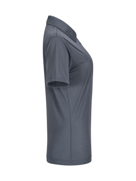 Das Bild zeigt ein graues Polo-Shirt. Es hat kurze Ärmel, einen klassischen Kragen und ist gerade geschnitten. Die Struktur des Stoffes wirkt leicht und sportlich.