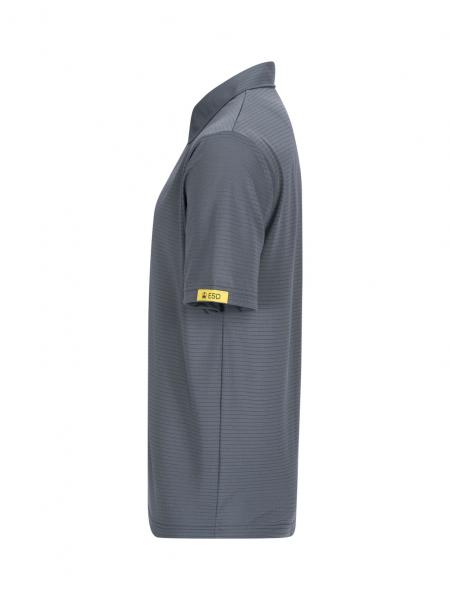 Das Bild zeigt ein graues Poloshirt aus einem feinen Stoff. Es hat kurze Ärmel und einen klassischen Kragen. Am linken Ärmel befindet sich ein gelbes Label. Die Oberfläche hat ein feines Streifenmuster.