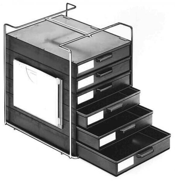 Das Bild zeigt einen schwarzen Regal-Container mit mehreren Schubladen. Es hat unten fünf herausziehbare Schubladen und seitlich eine offene Fläche. Oben sind Griffe zum Öffnen.