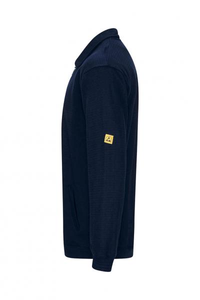 Das Bild zeigt einen dunkelblauen Pullover mit einem Kragen. An einem Ärmel ist ein gelbes Logo aufgenäht. Der Pullover hat lange Ärmel und eine gerade Schnittform.