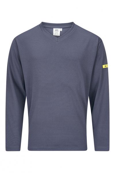 Das Bild zeigt ein langärmeliges, navyblaues T-Shirt mit feinen horizontalen Streifen. Es hat einen V-Ausschnitt und an einem Ärmel befindet sich ein gelbes Etikett.