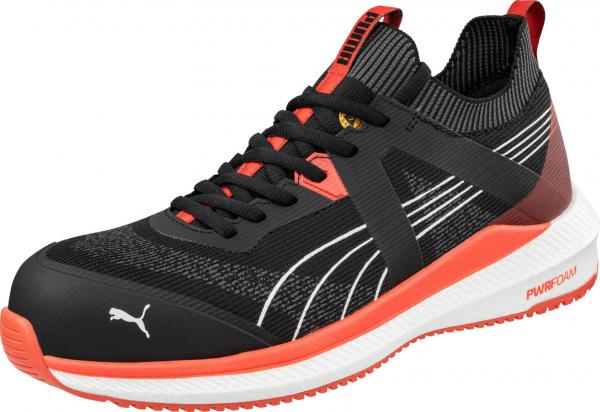 The shoe is a sports model in black with red and white accents. It features a modern design, a sturdy sole, and a padded opening for comfort. Ideal for sports and leisure.