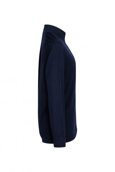 Das Bild zeigt einen dunkelblauen Pullover mit einem hohen Kragen. Er hat lange Ärmel und eine gerade Passform, er ist auf der linken Seite präsentiert. Textilmaterial ist weich und bequem.
