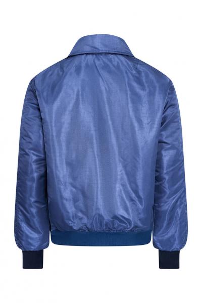Das Bild zeigt die Rückansicht einer blauen, glänzenden Jacke. Sie hat einen Stehkragen und elastische Bündchen an den Ärmeln. Die Oberfläche wirkt glatt und hat eine leichte Textur.