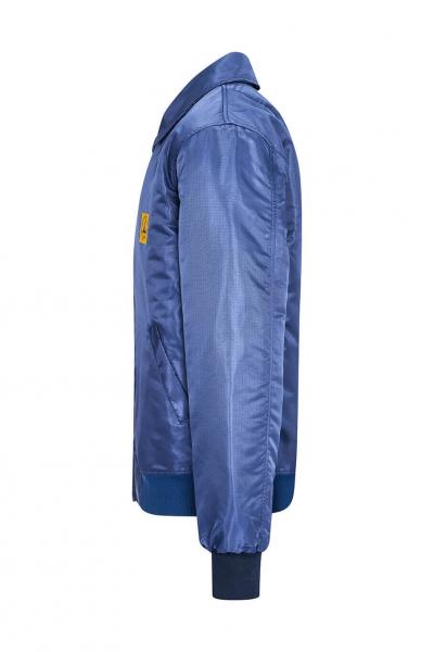 Das Bild zeigt eine dunkelblaue Bomberjacke aus glänzendem Material. Sie hat einen klassischen Kragen, lange Ärmel und eine Bundabschlüsse in dunklerer Farbe. An der Seite befindet sich eine Tasche.