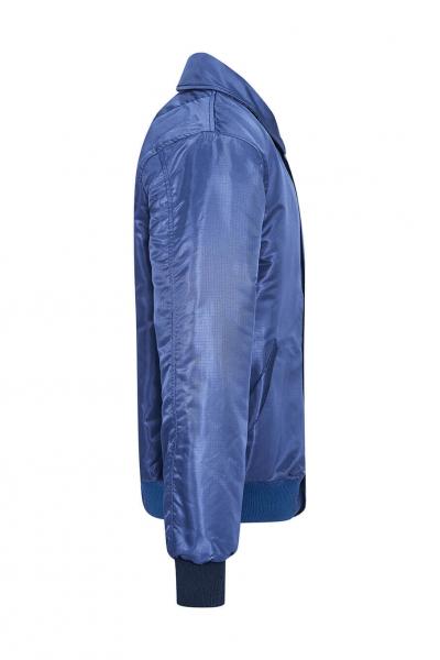 Das Bild zeigt eine blau-silberne Jacke im Bomberstil. Sie hat einen klassischen Kragen, einen Reißverschluss und elastische Bündchen an den Ärmeln und am Saum. Die Oberfläche ist glatt und glänzend.
