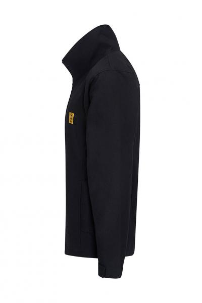 Das Bild zeigt einen schwarzen Pullover mit hohem Kragen. Er hat lange Ärmel und eine schlichte Form. Auf der linken Brustseite befindet sich ein gelbes Logo.