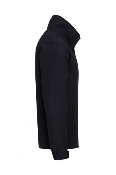 Das Bild zeigt eine schwarze Jacke im Profil. Sie hat einen hohen Kragen und eine schlichte, gerade Form. Es gibt keine auffälligen Muster oder Verzierungen.