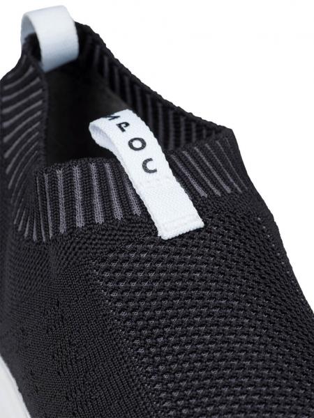 Das Bild zeigt einen schwarzen Schuh im Nahaufnahmestil. Er hat eine strickartige Oberfläche mit elastischem Kragen und einer weißen Zuglasche an der Rückseite.