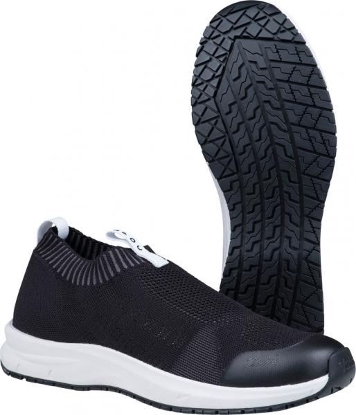 Das Bild zeigt einen sportlichen, schwarzen Schuh ohne Schnürsenkel. Er hat ein atmungsaktives Obermaterial und eine robuste, rutschfeste Sohle mit einem modernen Profil.