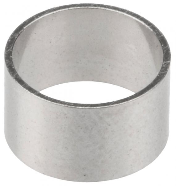 Das Bild zeigt einen glänzenden, runden Metallring. Er hat eine gleichmäßige, glatte Oberfläche und ist innen hohl. Der Ring hat eine mittlere Breite und erscheint robust.