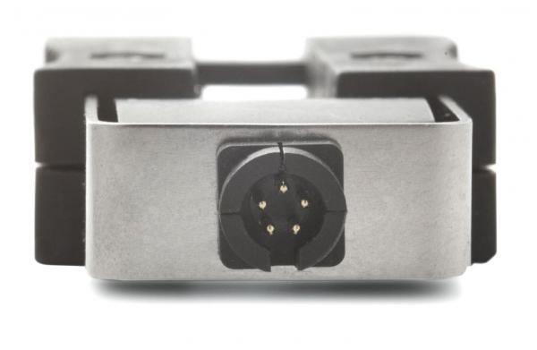 Das Bild zeigt einen metallischen Stecker mit einer runden Buchse, die fünf metallene Kontakte hat. Der Stecker ist in eine graue Halterung mit schwarzen Kanten eingefasst.