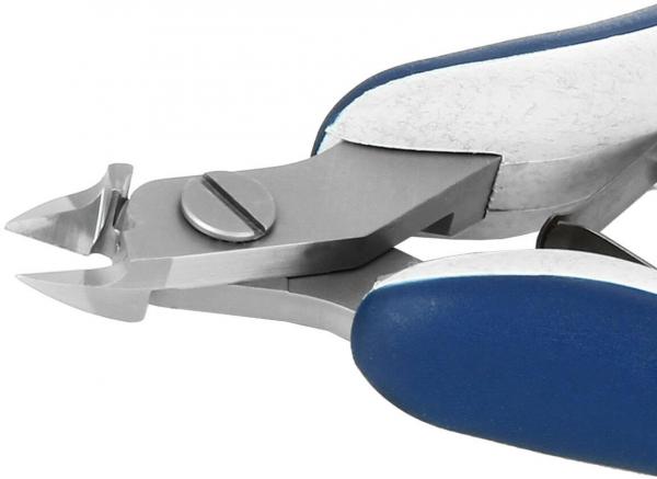 Das Bild zeigt eine Nagelzange mit glänzenden, scharfen Klingen und ergonomischen, blauen Griffen. Die Zange ist geöffnet und die Klingen sind in einer leicht gewölbten Form.