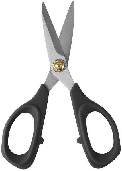 Das Bild zeigt eine Schere mit metallenen Klingen, die oben spitz und scharf sind. Der Griff ist schwarz mit zwei ovalen Öffnungen für die Finger, die angenehm in der Hand liegen.