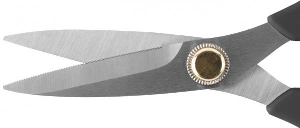 Das Bild zeigt eine Metall-Schere mit zwei scharfen Klingen. Die Klingen sind glänzend und haben eine leichte Verzahnung. Der Gelenkpunkt ist mit einer goldfarbenen Schraube befestigt. Die Griffe sind schwarz.