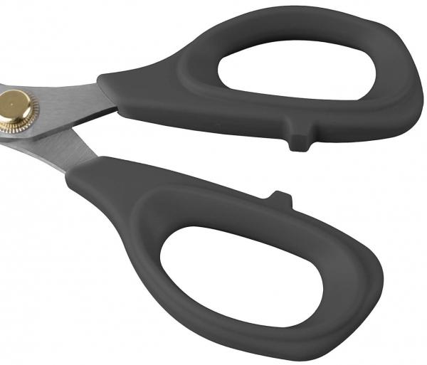 Das Bild zeigt eine Schere mit metallenen Klingen und schwarzen, ergonomischen Griffen. Die Griffe haben eine ovale Form, was das Halten erleichtert.