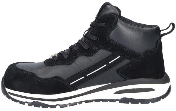 Der Schuh ist ein schwarzer, knöchelhoher Sneaker mit einer Mischung aus Glattleder und Wildleder. Er hat eine robuste Sohle und Schnürsenkel, sowie seitliche weiße Streifen.