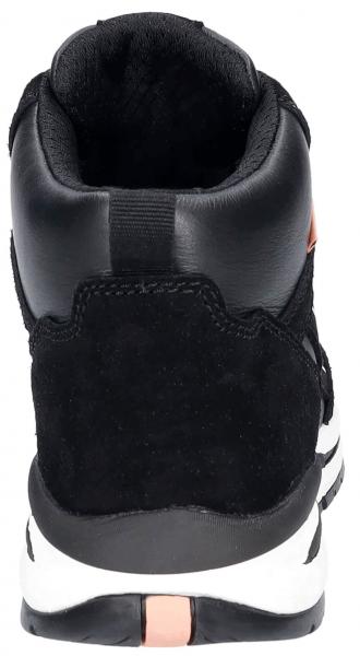 Das Bild zeigt die Rückseite eines schwarzen Sneakers. Der Schuh ist kombiniert aus glattem und samtigem Material. An der Seite sind weiße und rosafarbene Details zu sehen.