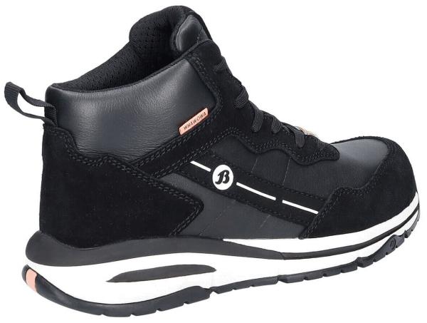 Der Schuh ist ein schwarzer High-Top-Sneaker. Er besteht aus Leder und Wildleder, hat eine weiße Sohle mit schwarzer Gummisohle sowie einige orangefarbene Akzente. Robust und sportlich.