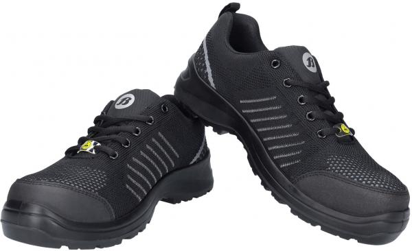 Das Bild zeigt ein Paar schwarze Sportschuhe. Sie haben eine robuste Sohle und atmungsaktive Materialien. Die Oberfläche ist glatt mit einem grafischen Muster und Schnürsenkeln.