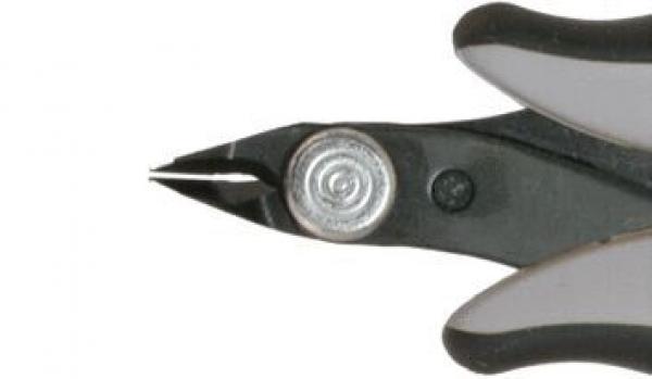 Das Bild zeigt eine Zange mit einer spitzen, schmalen Schneide. Der Griff ist ergonomisch gestaltet, mit rutschfesten Gummiüberzügen. Der Metallsitz hat eine kleine, runde Schraube in der Mitte.