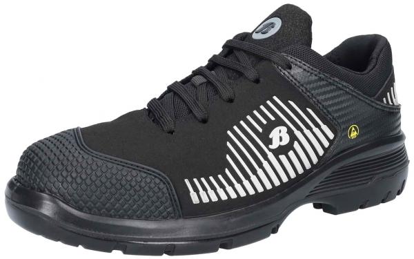 Der Schuh ist ein sportlicher, schwarzer Sneaker mit einer strukturierten, rutschfesten Sohle. Er hat Schnürsenkel und seitliche, diagonale weiße Streifen. Er wirkt lässig und funktional.