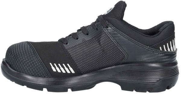 Der Schuh ist ein schwarzer Sport- oder Sicherheitsschuh. Er hat eine rutschfeste Sohle, gepolsterte Zunge und einen verstärkten Vorderteil. Die Seiten sind mit kleinen, reflektierenden Punkten verziert.