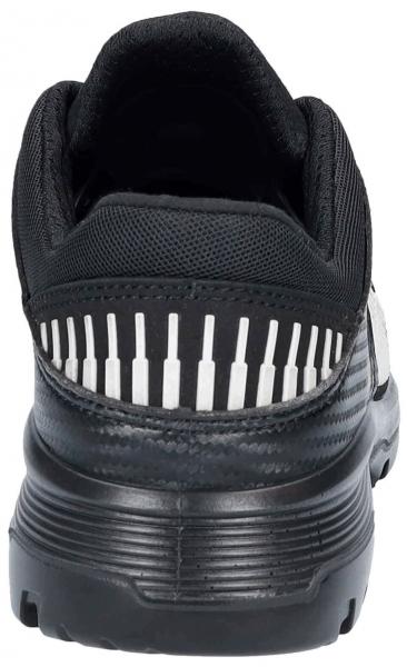 Das Bild zeigt die Rückansicht eines Sportschuhs. Er ist überwiegend schwarz mit einem strukturierten Obermaterial. Auf der Ferse sind vertikale, weiße Streifen angebracht. Der Schuh hat eine robuste Sohle.