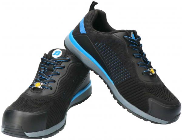 Das Bild zeigt ein Paar sportliche Schuhe. Sie sind überwiegend schwarz mit blauen Akzenten und einer grauen Sohle. Die Schnürsenkel sind ebenfalls blau, und die Schuhe haben eine luftige Oberfläche.