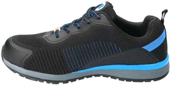 Der Schuh ist sportlich, mit einer schwarzen Oberseite und blauen Akzenten. Er hat eine strukturierte Oberfläche, Schnürsenkel, eine dicke, graue Sohle und ist bequem gestaltet.