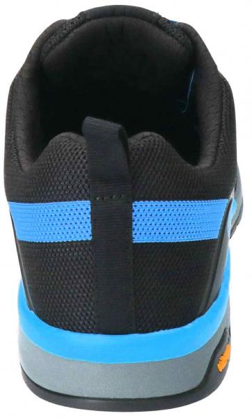 Das Bild zeigt die Rückansicht eines Sportschuhs. Der Schuh ist überwiegend schwarz mit einem blauen Streifen und hat eine graue Sohle. Ein kleiner Griff ist an der Ferse integriert.