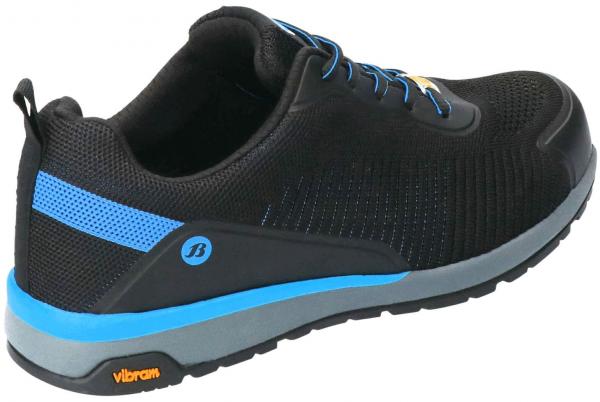 Das Bild zeigt einen schwarzen Sportschuh mit blauen Akzenten. Das Obermaterial ist aus Netzstoff, die Sohle ist grauenfarben und hat eine rutschfeste Vibram-Technologie.